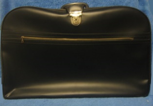 Musta tekonahkainen vanha matkalaukku, vetoketjut, V608